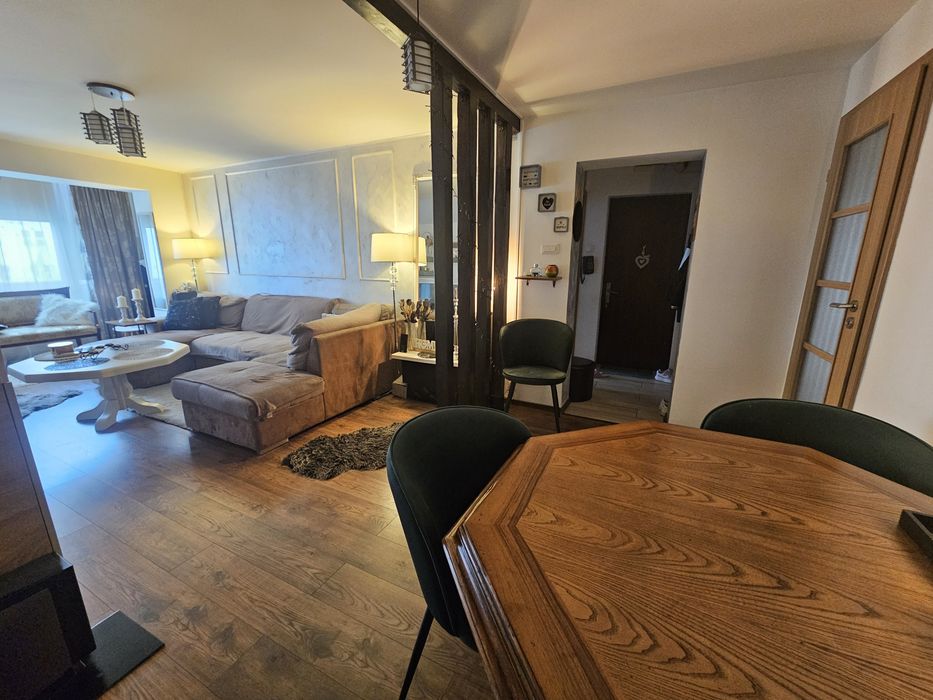 Apartament 3 camere, Cetate, etaj intermediar