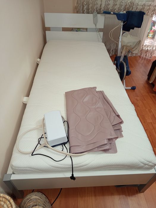 Vând pat medical