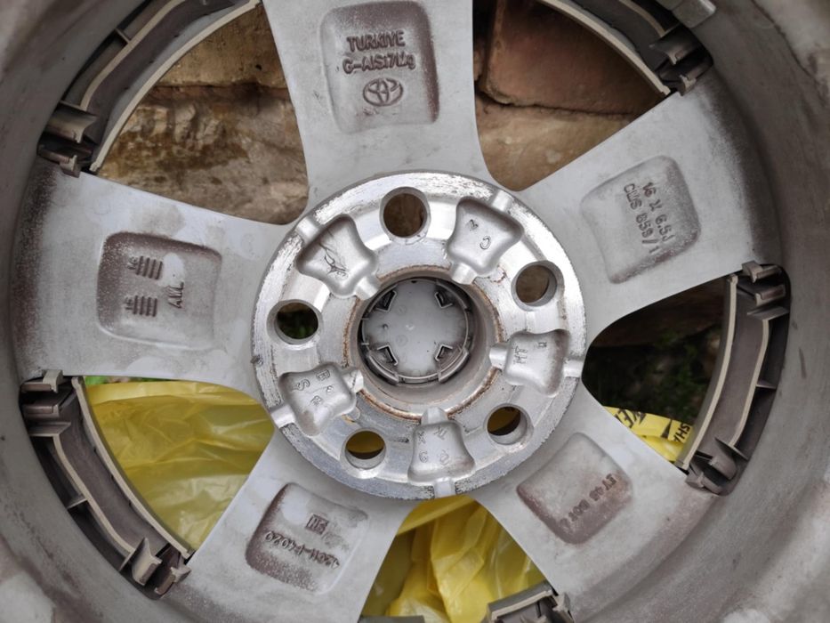 Джанти 5х114.3х16 с зимни гуми  Petlas 215/65/16Дот 23 за Тойота
