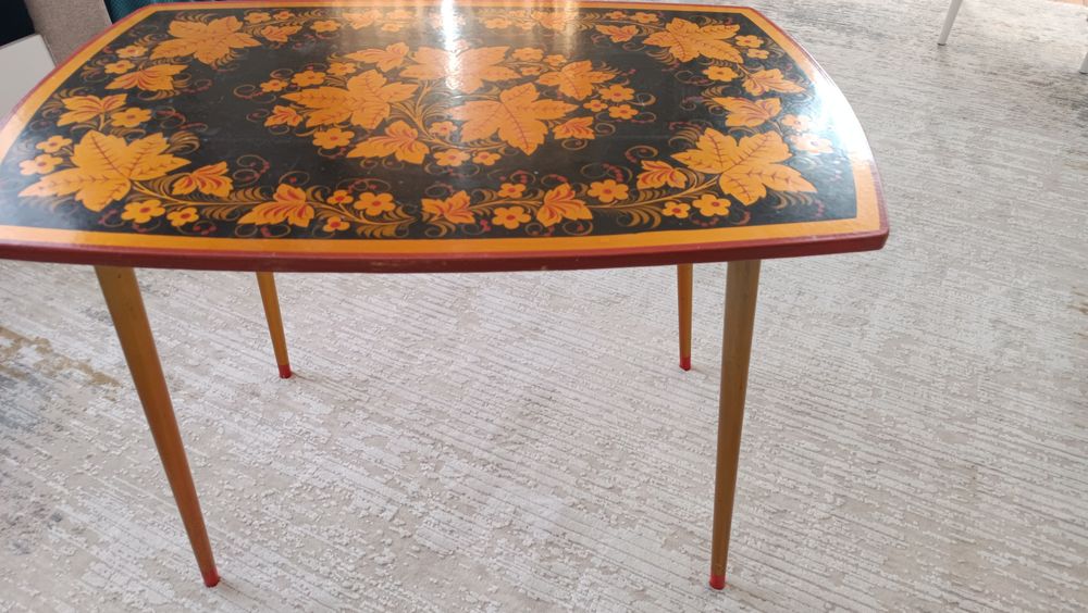 Продам столик  гжель