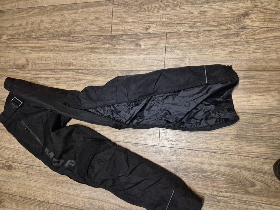 Pantaloni de motocicleta