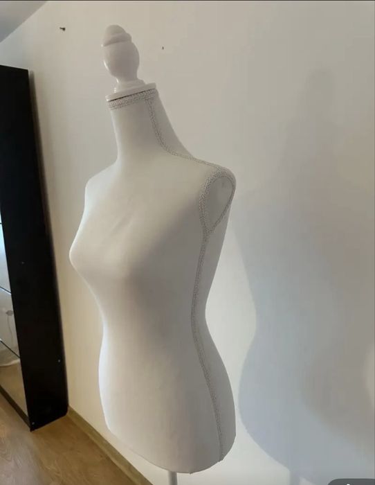 Vand manechin alb sau negru