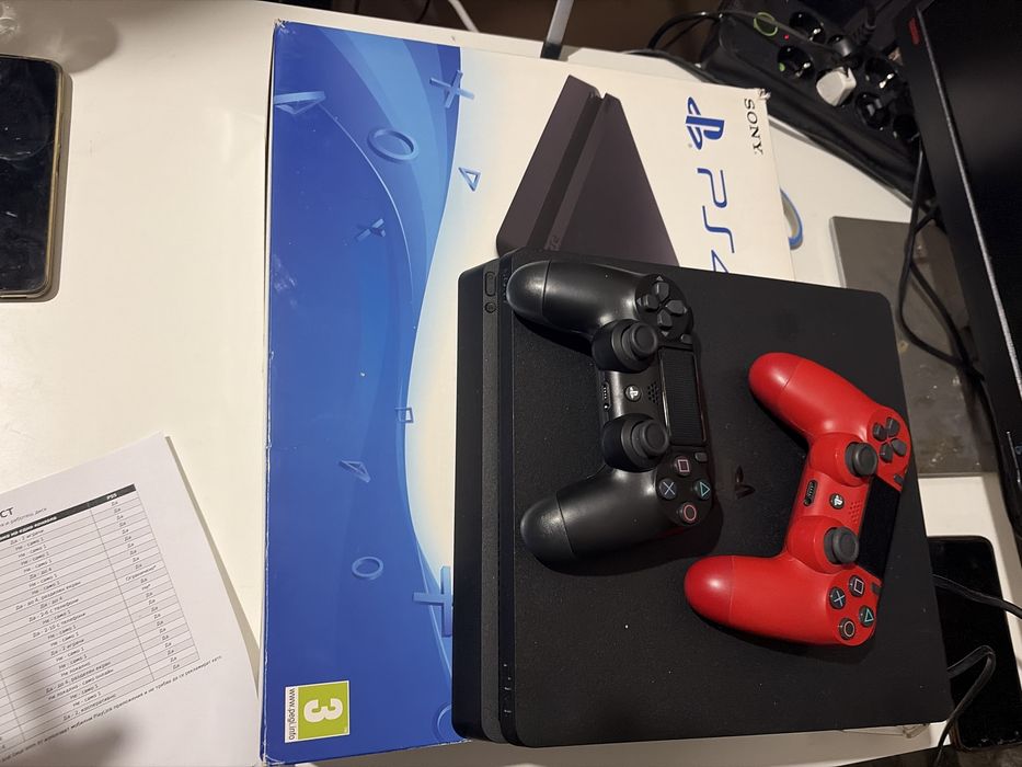 PlayStation 4 Slim 500 GB с 2 контролера и кутия