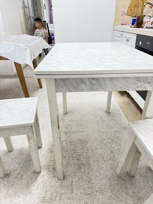 Продается Кухонный стол с табуретками