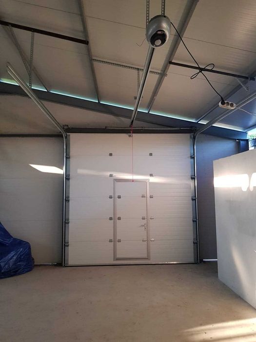 Usa de garaj industriala cu usa incadrata