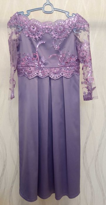 Kiyimlar sotiladi. Кийимлар сотилади.