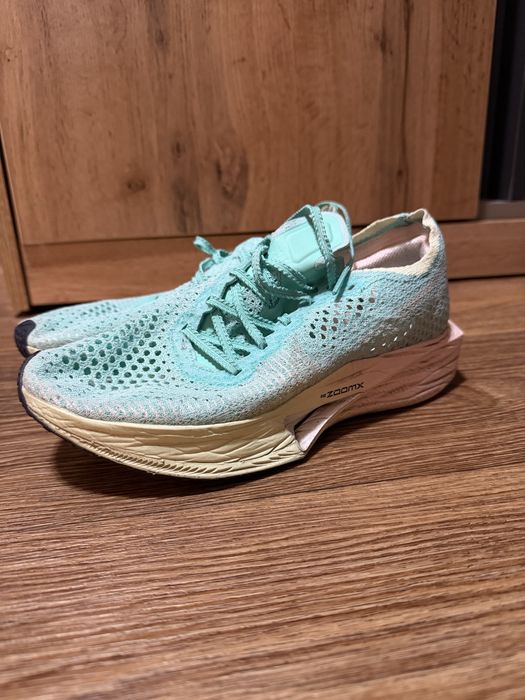 Спортивные беговые кроссовки