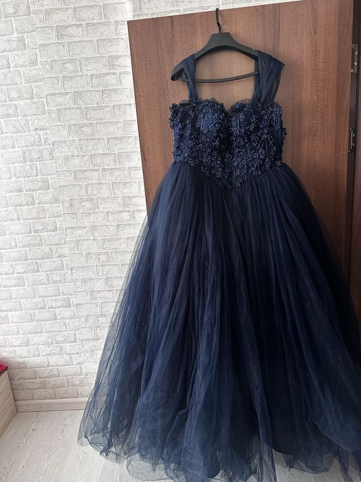 Рокля-тъмно синя и подарък обрач към нея