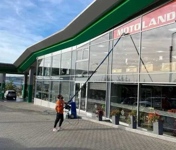 Spalare panouri fotovoltaice/geamuri/jaluzele exterioare/cupole/fatade