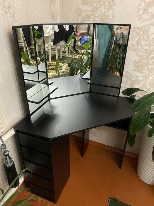 Продам Туалетный столик или камод