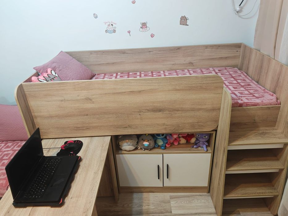 Pat mansardat cu birou si dulap