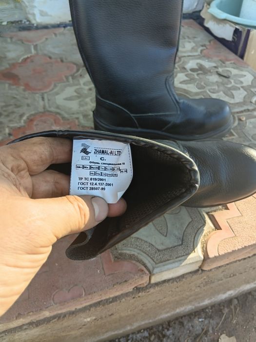 Продам  спец сапоги размер  39