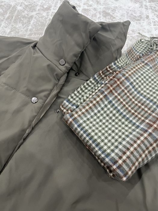 Длинный пуховик цвета хаки