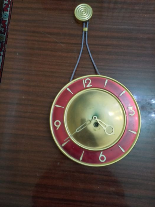 Часы механические,  антикварные.