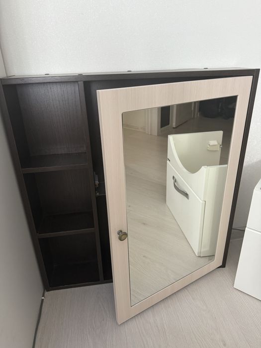 Полка с зеркалом