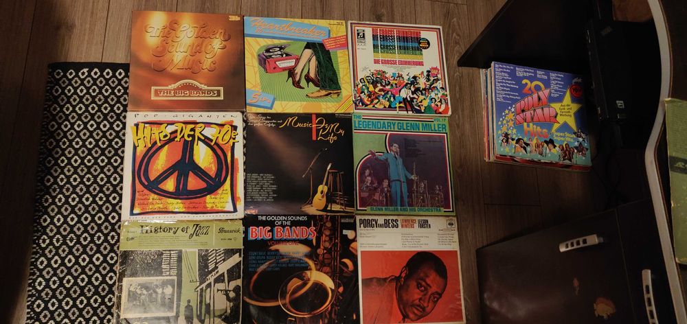Vând viniluri cu muzică veche
