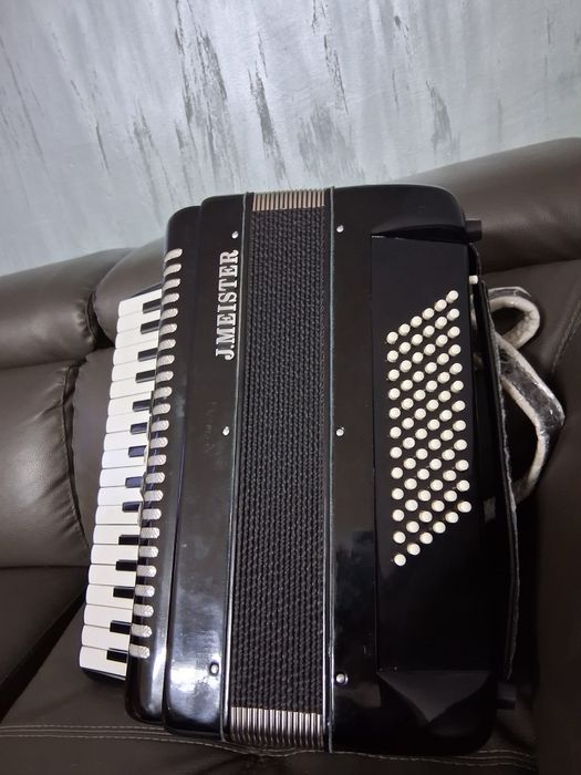 Vând acordeon J.MEISTER