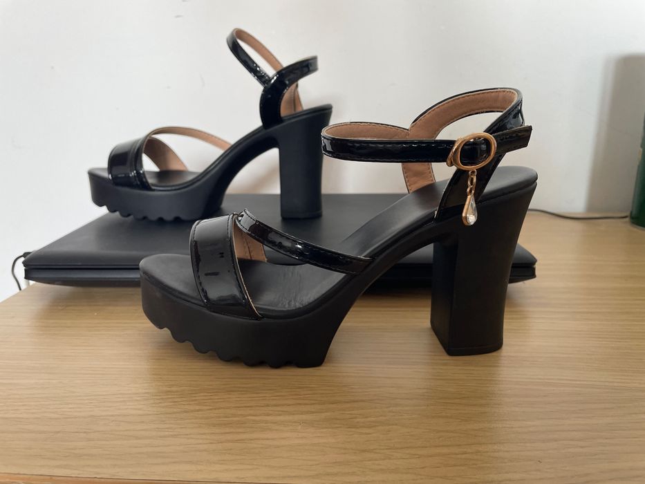 Черни сандали на ток с лачени елементи