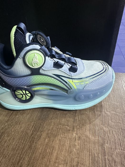 Кроссовки детские новые