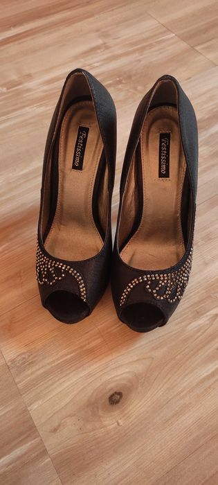 Обувки с висок ток