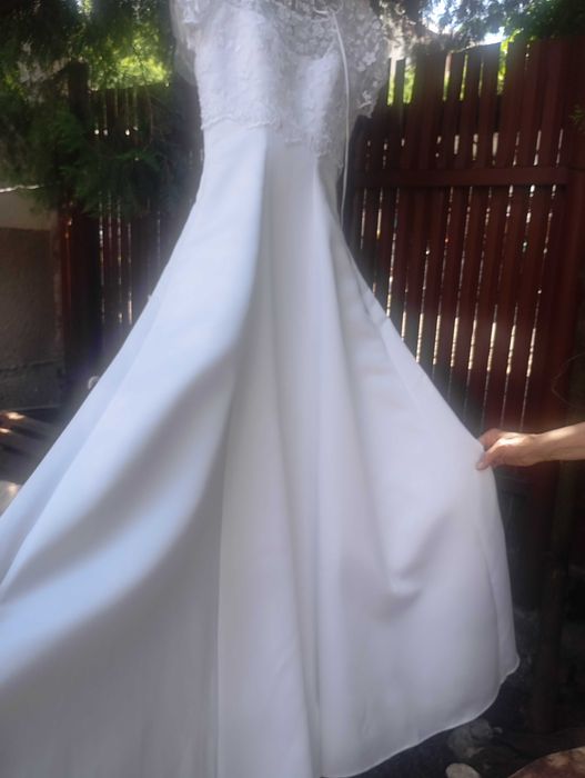 Vând rochie de mireasa făcută pe comanda din tafta și dantela , mărimea S , preț 2500 lei , tel 0744304555