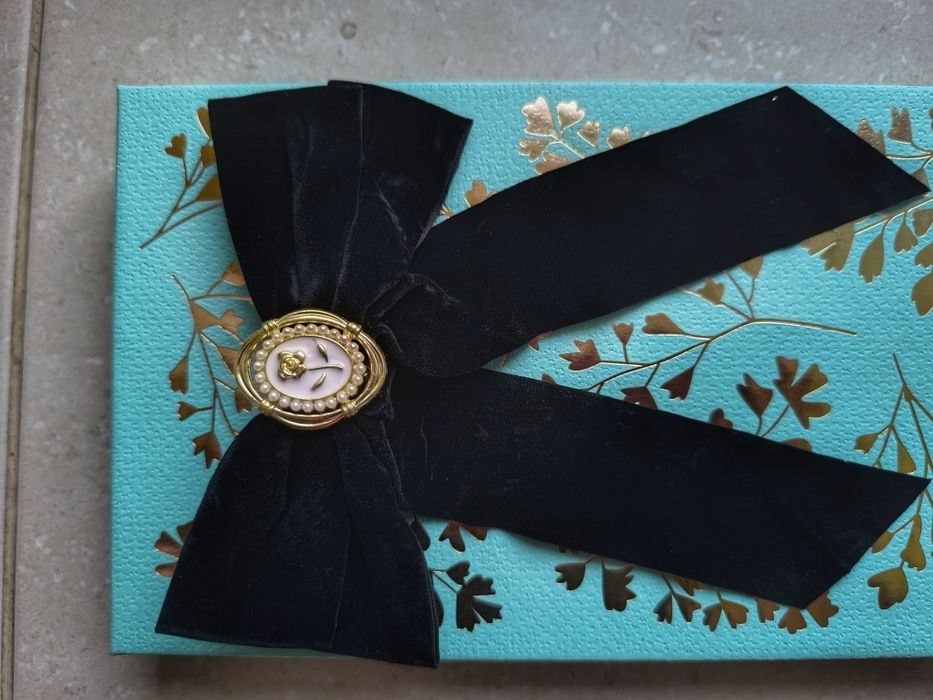 Сатенени ефирни шалове, красиви ластици-гривни за коса