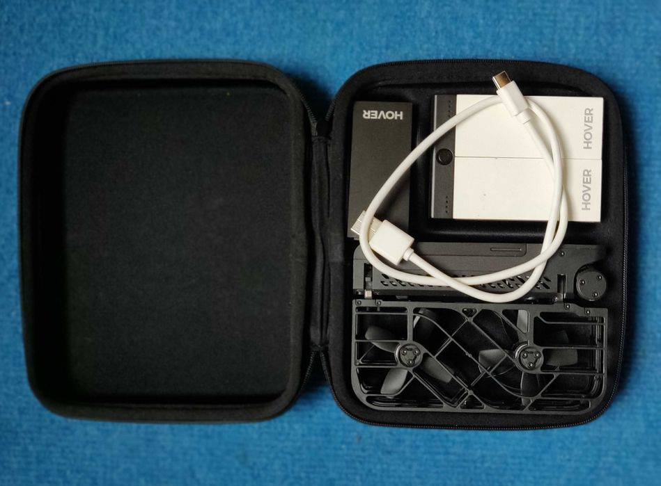 Vând mini dronă autonomă HOVER  X1 pachet complet + baterii de rezervă