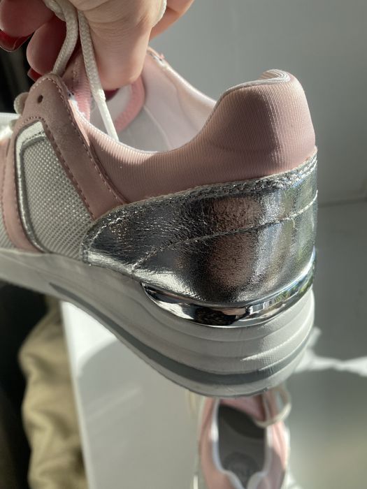 Продам новые кроссовки