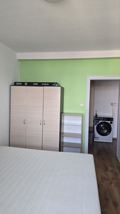 Продава обзаведен двустаен апартамент в квартал Младост 4