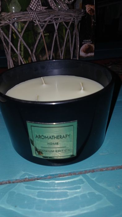 Lumânare parfumată Premium – 3 fitiluri (Recipient elegant din sticlă neagră)