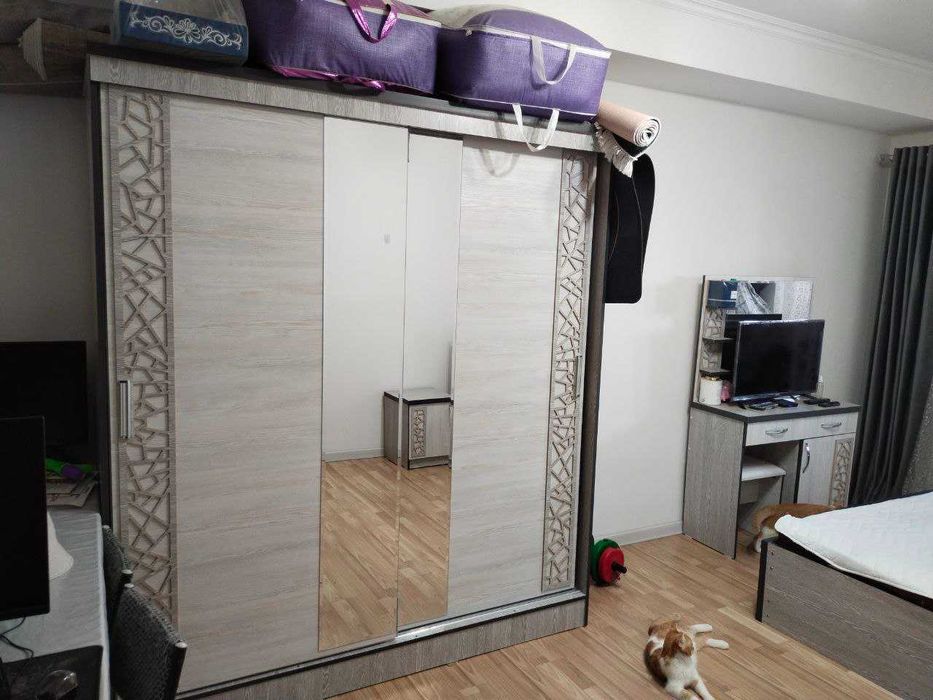 Продам мебель б/у диван, шкаф, трюмо, кухонный уголок, тумбочки