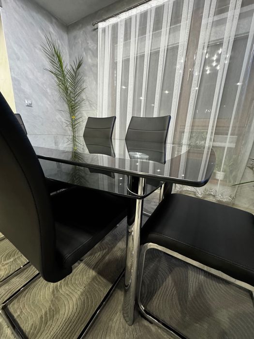 Стъклена трапезна маса