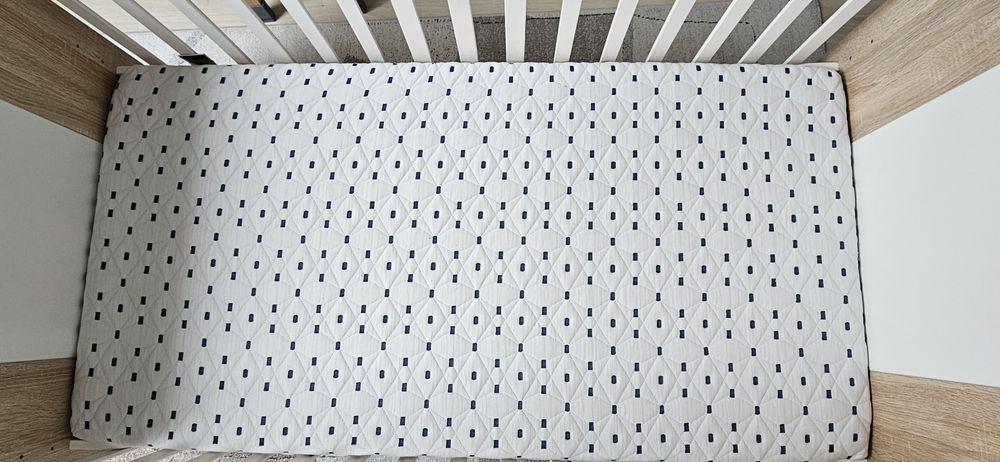 Patut din lemn pentru bebelusi, cu saltea, protecții si lenjerie 140x7