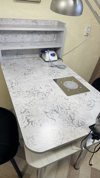 Стол для маникюра со встроенным пылесосм