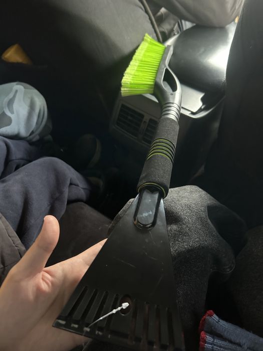 Щетка для уборки снега. Для автомобиля