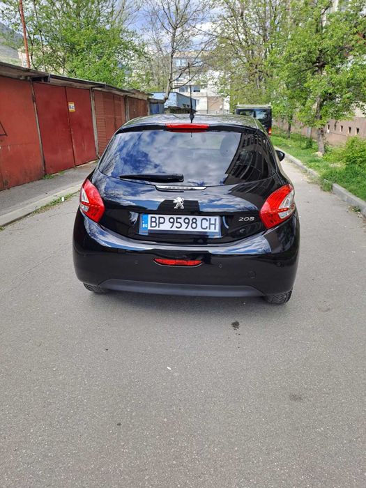 Продавам Peugeot 208