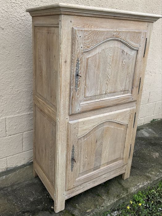 Голям шкаф от масивен дъб изцяло от дърво