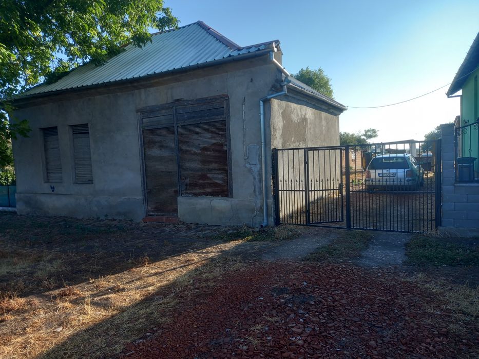 Vând două case alăturate ,una nouă,una mai veche  teren 2200m ,telefon 0727498846, preț 200000euro ,negociabil  în Teremia mică
