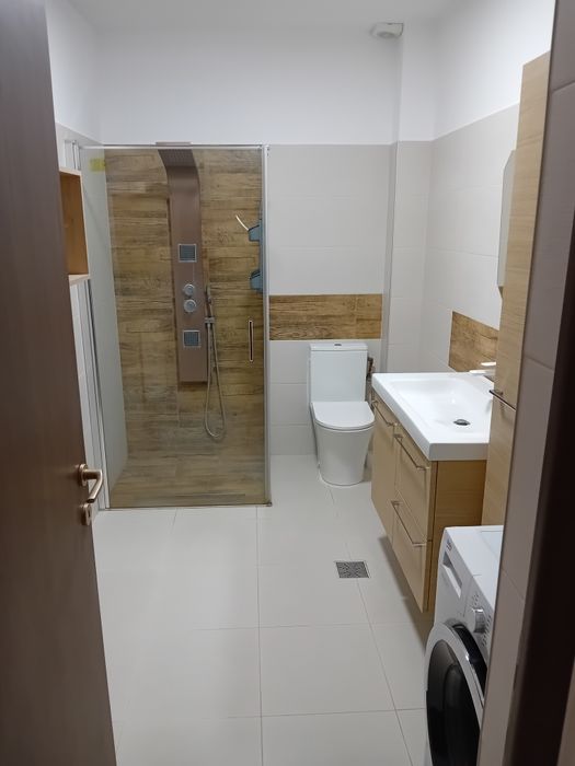 Închiriez apartament cu 3 camere decomandat