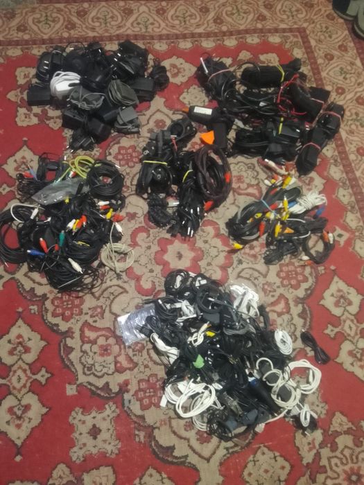 Продам зарядки разные.