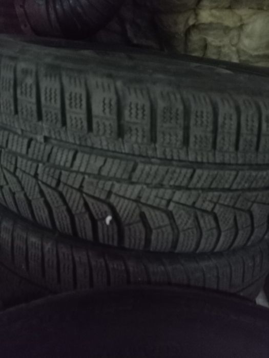 Vând anvelope de iarnă cu tot cu jante de tabla pentru Renault.