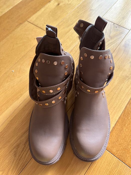 Бежови боти със златисто