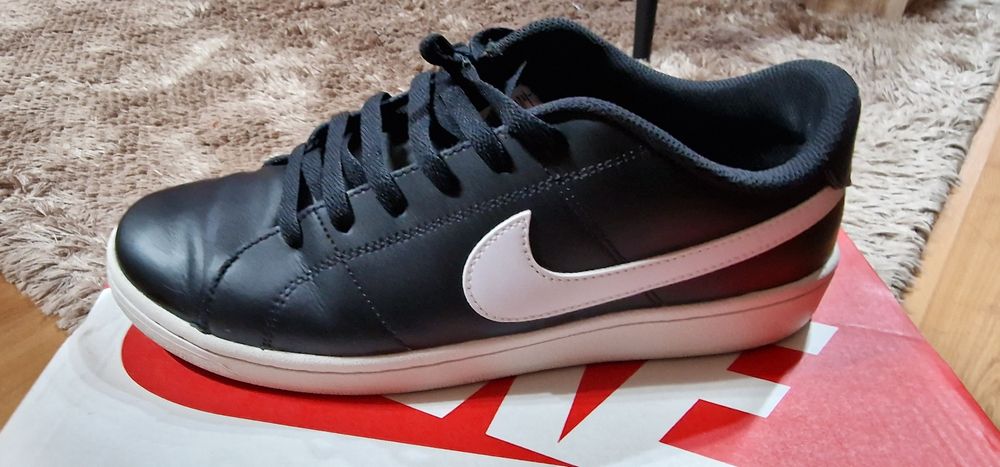 Маратонки Adidas и  Nike