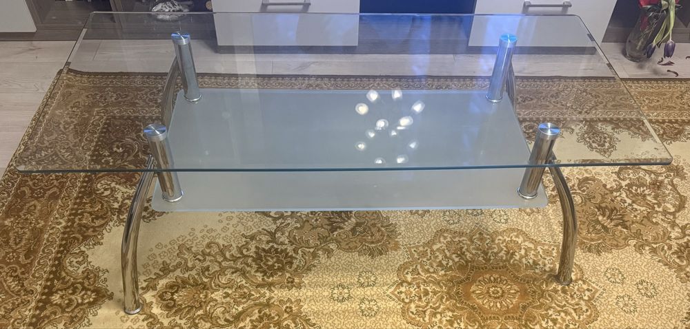 Стъклена холна маса