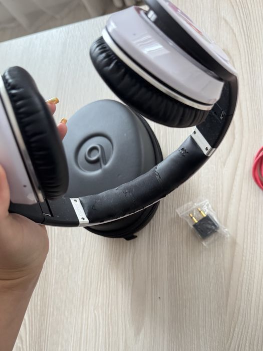 Beats наушники.