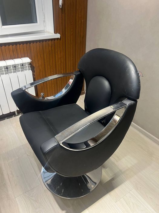 Кресло для прикмахеров, в идеальном состоянии