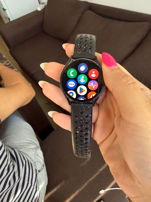Продавам смарт часовник Samsung galaxy watch 6 40mm