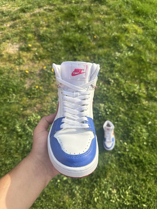 Nike Wmns Backboard High în nuanța alb/albastru/roz.