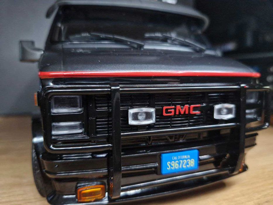 Коллекционная модель 1 -18 GMC 1983 год