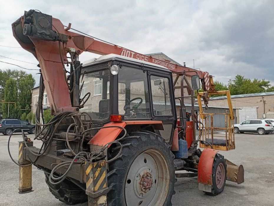трактор МТЗ 82,1 с подъемником ОПТ9195